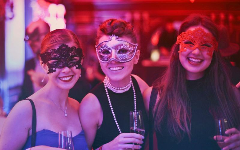 Photo of women wearing masks 787961